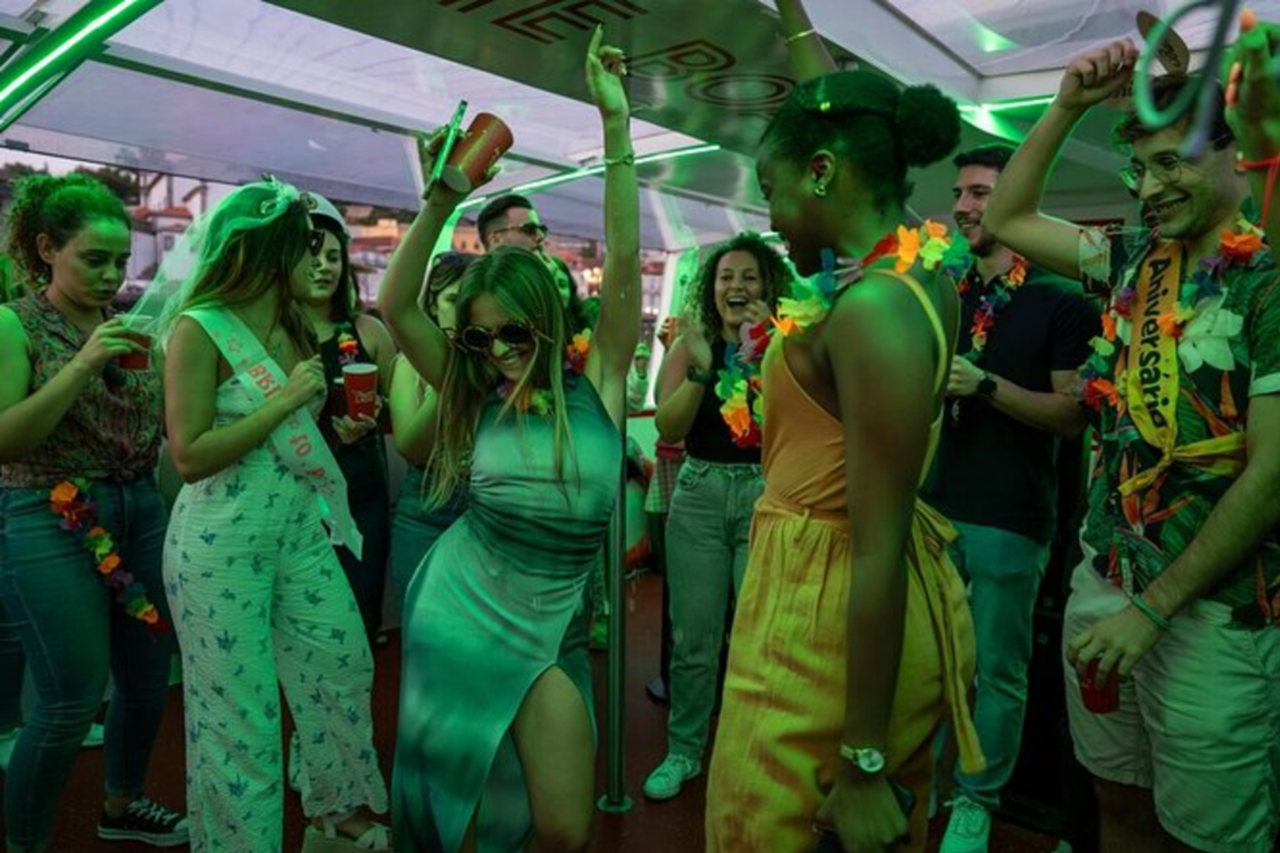 Festa em Barco no Porto com Bar e Dj